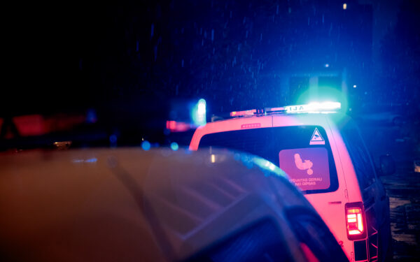 Naktinis incidentas Trakų rajone: liepsnose sudegė senas automobilis, sulaikyti trys įtariamieji