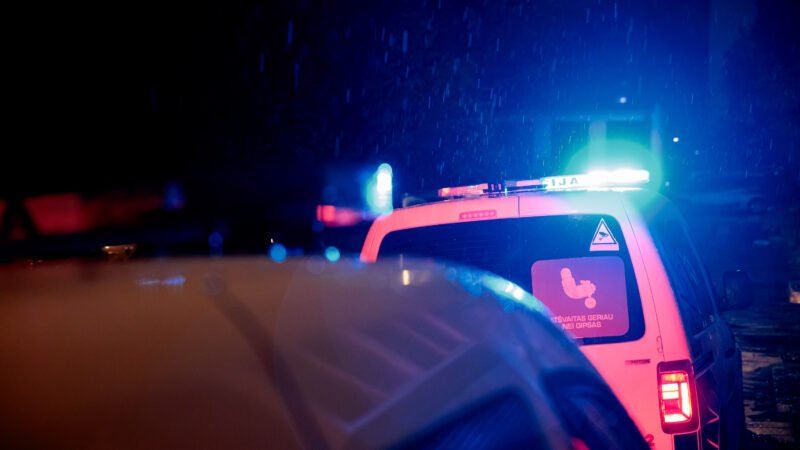 Naktinis incidentas Trakų rajone: liepsnose sudegė senas automobilis, sulaikyti trys įtariamieji