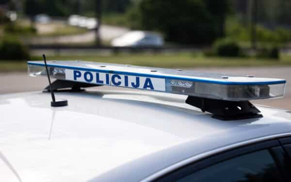 Kaune vyras viešai šaudė į paukščius, pamatęs policiją – metė ginklą į upę