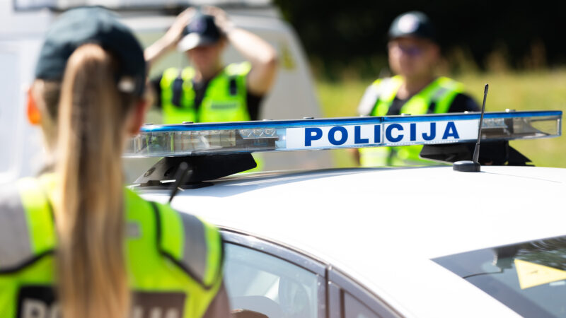 Klaipėdoje – incidentas su policija: iš greitosios išvedamas vyras sužalojo pareigūnę