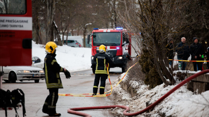 Gaisras Lentvario seniūnijoje: liepsnose atsidūrė gyvenamasis namas, pranešta apie viduje esantį žmogų