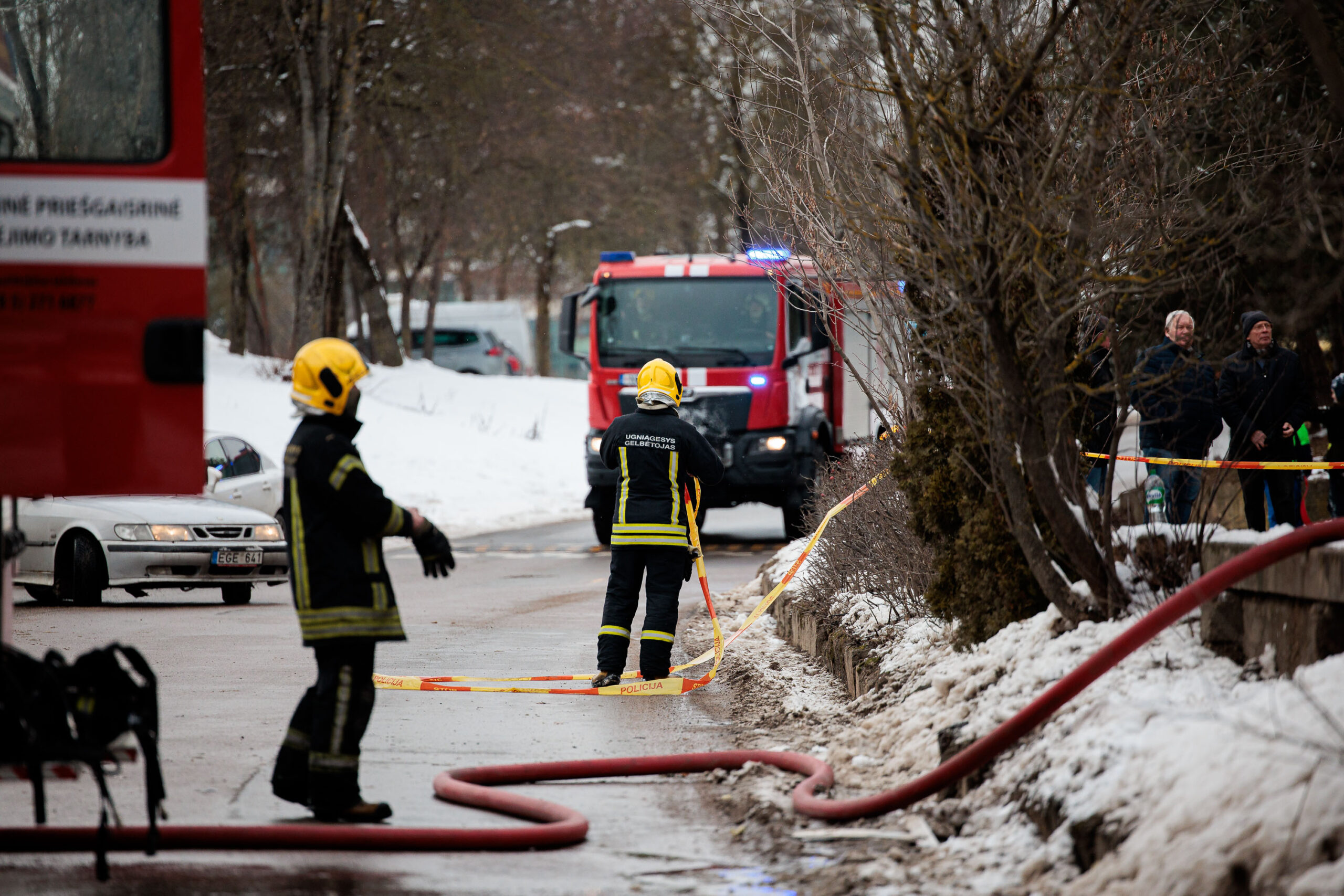 Gaisras Lentvario seniūnijoje: liepsnose atsidūrė gyvenamasis namas, pranešta apie viduje esantį žmogų