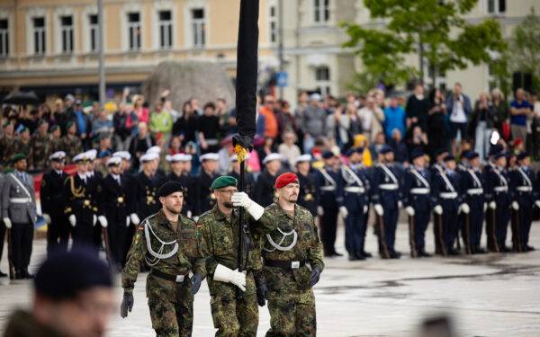Karių motyvacijai stiprinti – daugiau laiko su vaikais: komitetas pritarė pataisoms