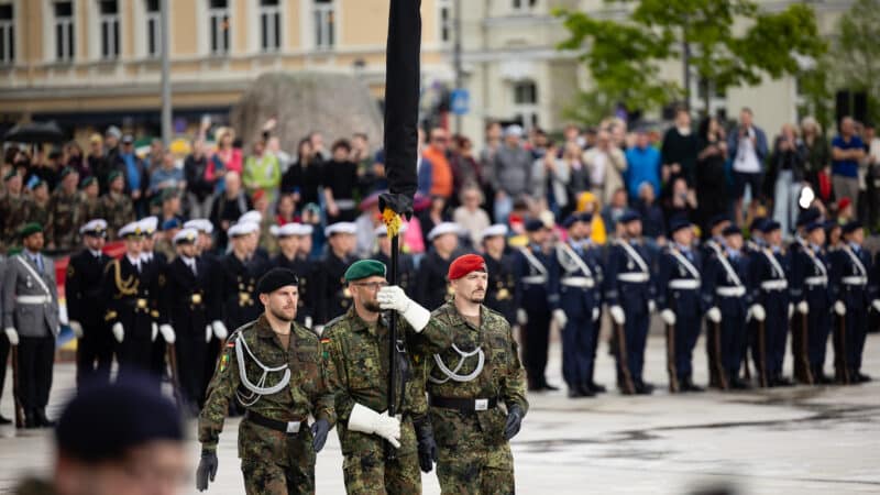 Karių motyvacijai stiprinti – daugiau laiko su vaikais: komitetas pritarė pataisoms