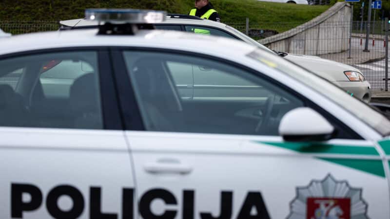 Krata Telšiuose: aptikta galimai naminės degtinės ir kontrabandinių cigarečių