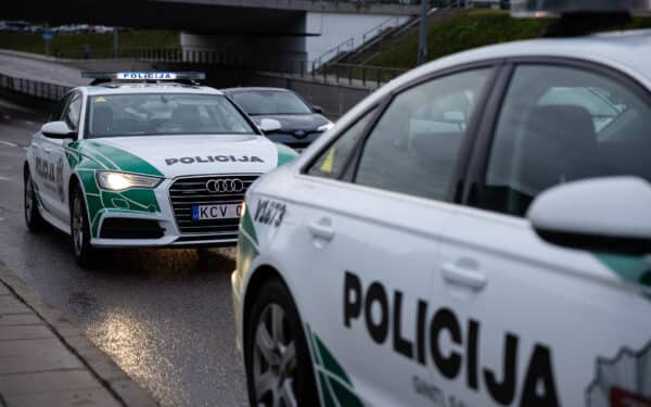 Lazdijų rajone policijai įkliuvo vyras: automobilyje rastos galimai psichotropinės medžiagos