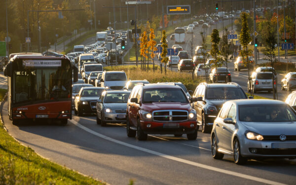 Siūlo 80 proc. transporto lengvatą važiuojantiems į darbą iš regionų, kas galės pasinaudoti?