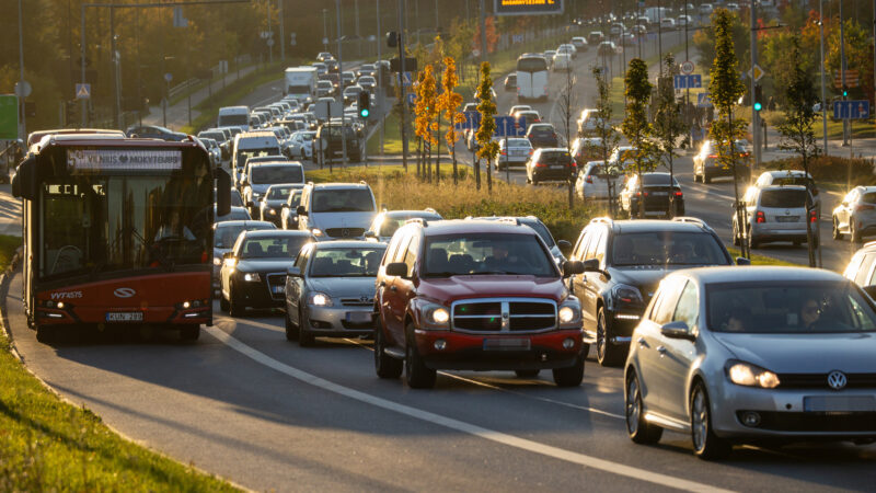 Siūlo 80 proc. transporto lengvatą važiuojantiems į darbą iš regionų, kas galės pasinaudoti?