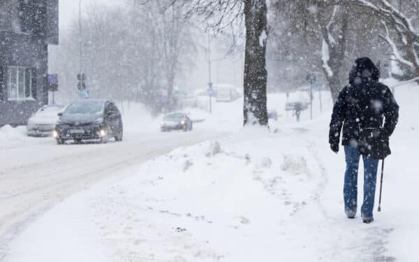 Vairuotojams ir gyventojams – įspėjimas būti atsargiems: dėl snygio Panevėžyje pradėti prevenciniai barstymo darbai