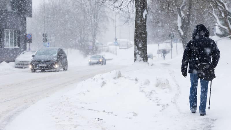 Vairuotojams ir gyventojams – įspėjimas būti atsargiems: dėl snygio Panevėžyje pradėti prevenciniai barstymo darbai