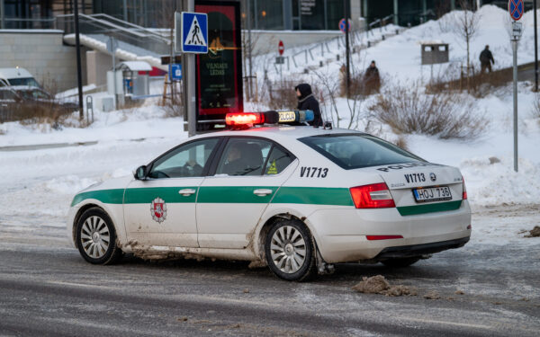 Nuo policijos bėgęs vyras Rokiškyje apgadino tris automobilius ir sužeidė policininkę