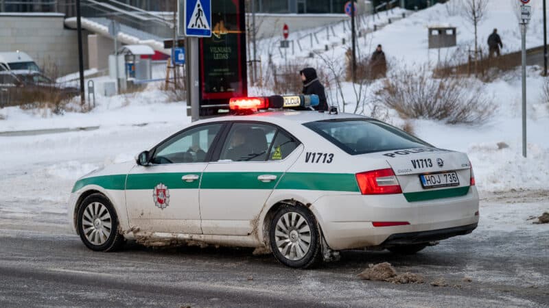 Nuo policijos bėgęs vyras Rokiškyje apgadino tris automobilius ir sužeidė policininkę