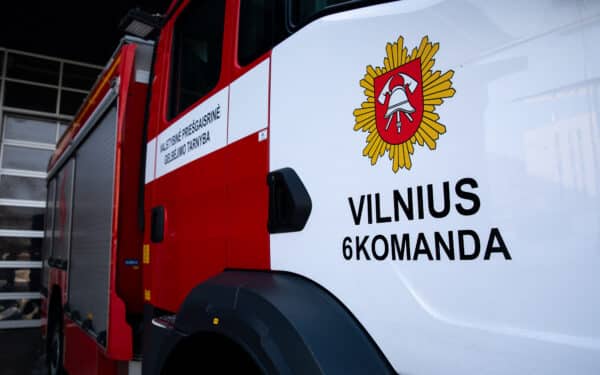 Vilniaus ugniagesiams – įtempta naktis: gaisras Eišiškių plente lokalizuotas, bet pavojus dar nepraėjo