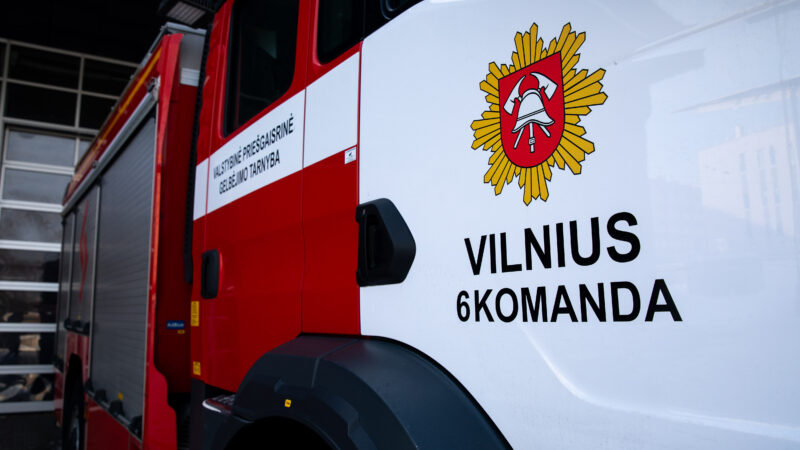 Vilniaus ugniagesiams – įtempta naktis: gaisras Eišiškių plente lokalizuotas, bet pavojus dar nepraėjo