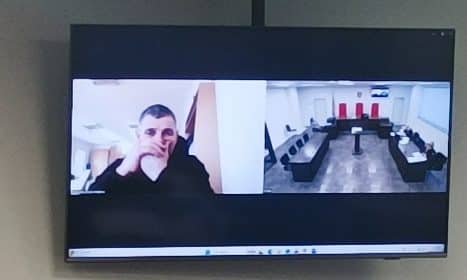 Nuotolinis teismo posėdis Kauno apygardos teisme dėl terminuotos laisvės atėmimo bausmės skyrimo Henrikui Daktarui. ELTA