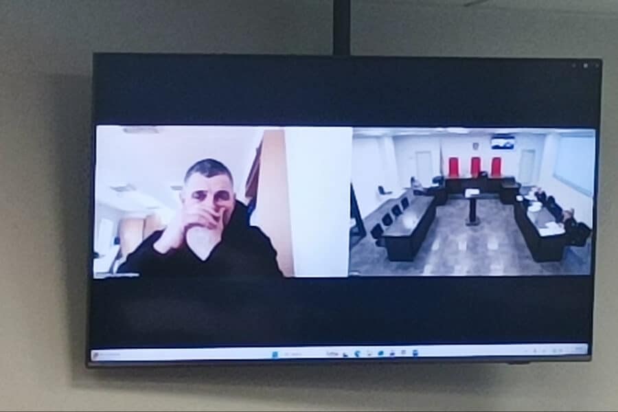 Nuotolinis teismo posėdis Kauno apygardos teisme dėl terminuotos laisvės atėmimo bausmės skyrimo Henrikui Daktarui. ELTA