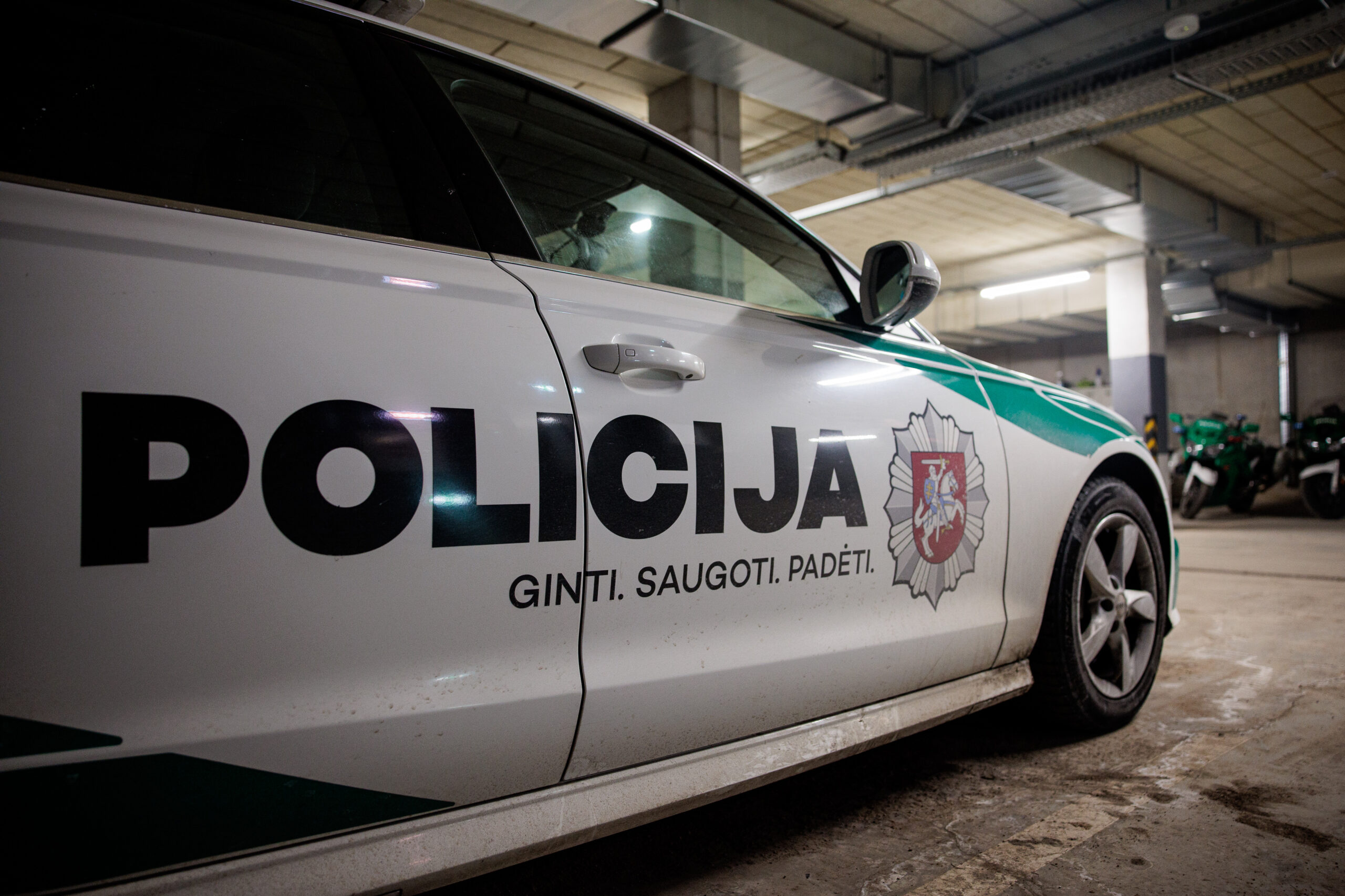 Uostamiestyje garažų masyve liepsnojo automobilis: įtariamas padegimas
