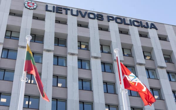 Civilinėse kapinėse Kelmėje – galimas išpuolis prieš mirusiojo atminimą: paminklas apipiltas dažais