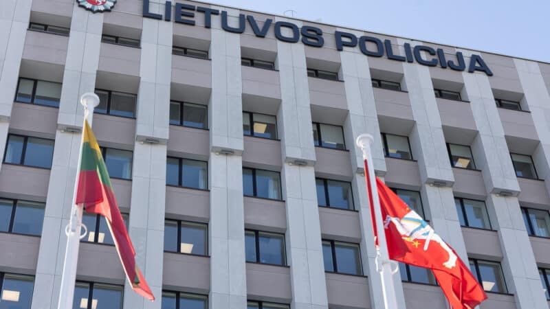 Policijos iškvietimas baigėsi įtampa: vyras pareigūnėms grasino  peiliu