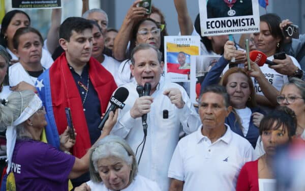 Politinis persekiojimas Venesueloje nesibaigia: opozicijos veikėjas pagrobtas iškart po paleidimo