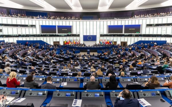 Milžiniška parama Kyjivui: Europos Parlamentas patvirtino milijardus siekiančią sumą