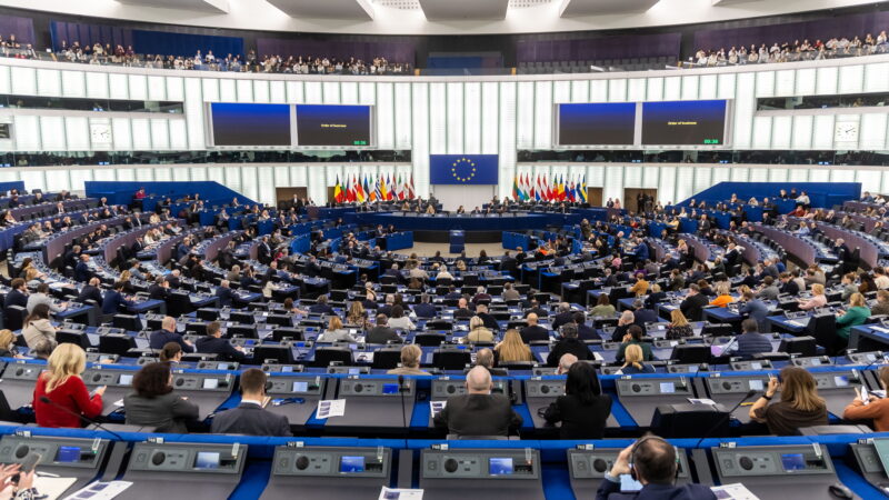 Milžiniška parama Kyjivui: Europos Parlamentas patvirtino milijardus siekiančią sumą