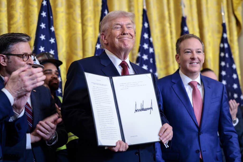 Trumpas nurodė Pentagonui pirkti deginant anglis gaminamą elektros energiją. EPA-ELTA