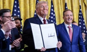 Trumpas nurodė Pentagonui pirkti deginant anglis gaminamą elektros energiją. EPA-ELTA