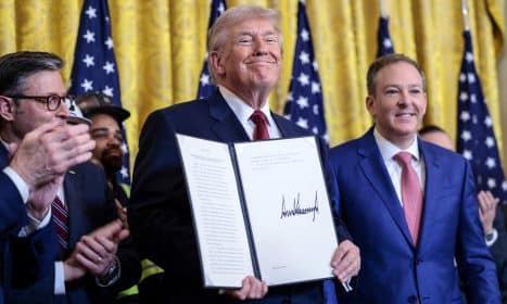 Trumpas nurodė Pentagonui pirkti deginant anglis gaminamą elektros energiją. EPA-ELTA