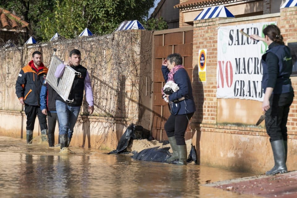 Po audros Prancūzijoje šimtai tūkstančių žmonių liko be elektros. EPA-ELTA