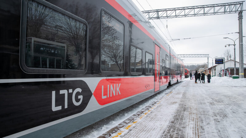 Naujas etapas geležinkeliuose: Elektriniai ir bateriniai traukiniai jau rieda bandymų trasose