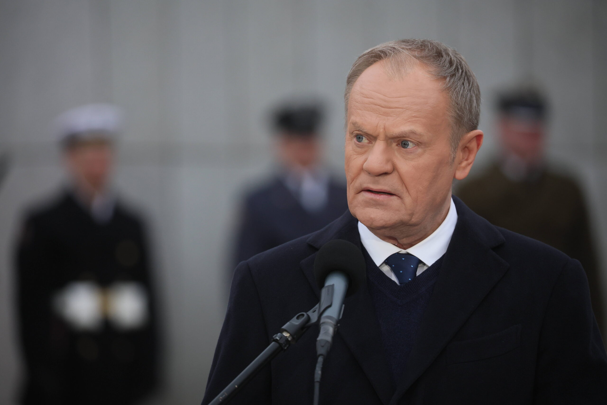 Donaldas Tuskas skubiai kreipėsi į tautą: „Nedelsdami palikite Iraną“, evakuacija gali tapti nebeįmanoma