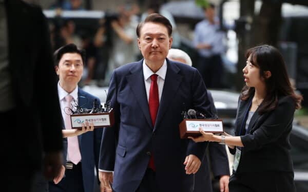 Gyvos galvos nuosprendis ir atsiprašymas: buvęs Pietų Korėjos prezidentas pripažino sukėlęs krizę