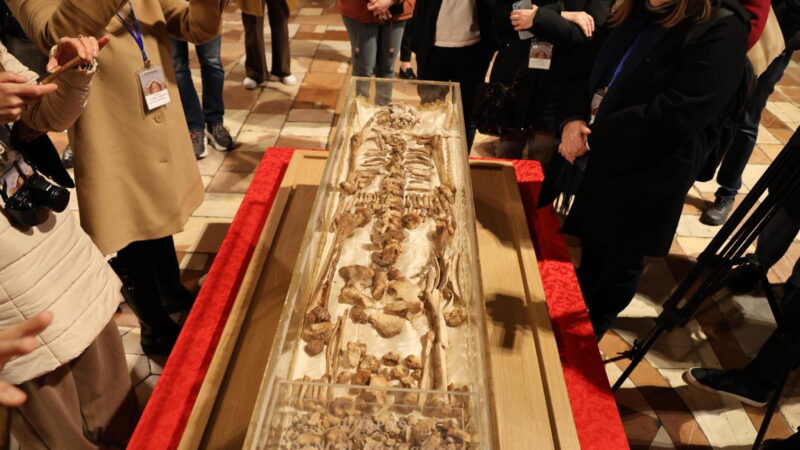 Italijoje tūkstančiai piligrimų lanko viešai eksponuojamus Šv. Pranciškaus palaikus