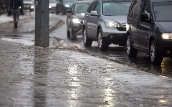 Kelininkų įspėjimas vairuotojams: rytinis plikledis gali būti klastingas