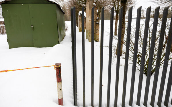 Nausėdos sklype dar prieš pasirodant inspektoriams nugriauta dalis tvoros