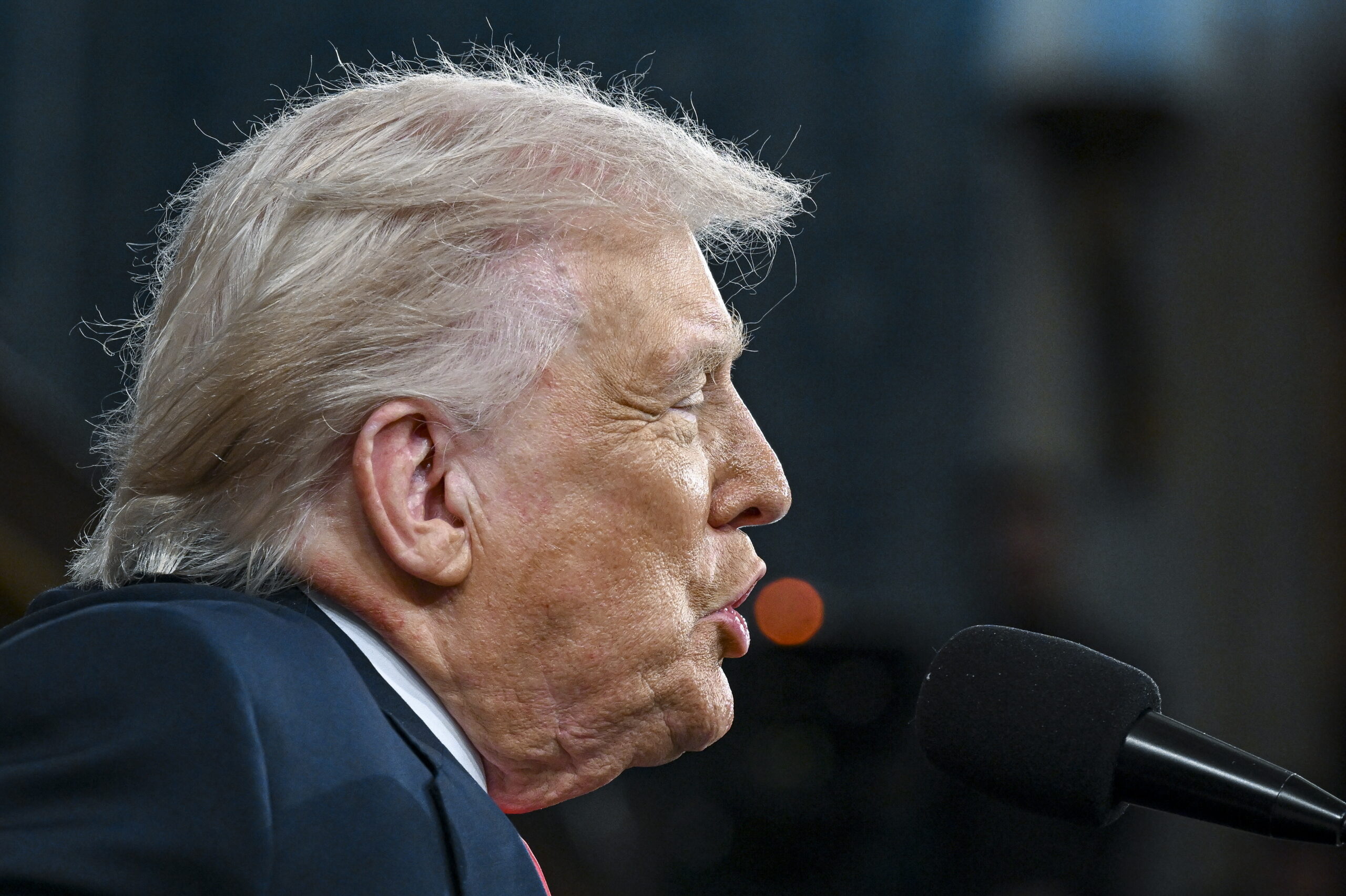 Kontrastų kupina Trumpo kalba: nuo muitų politikos iki imigracijos represijų