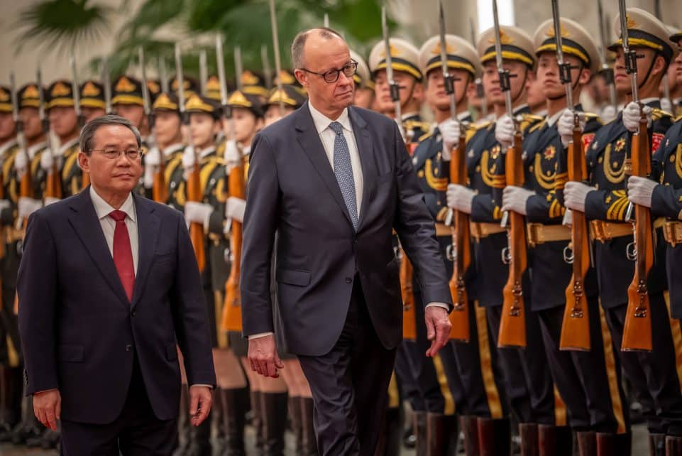 Vokietijos kancleris atvyko į Kiniją derybų dėl prekybos ir saugumo. F. Merzas ir Li Qiangas (kairėje). EPA-ELTA