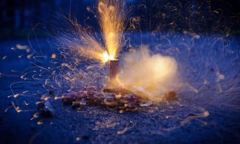 Pirotechnikos naudojimas drumsčiant viešąją rimtį gresia baudomis. Eltos nuotr.