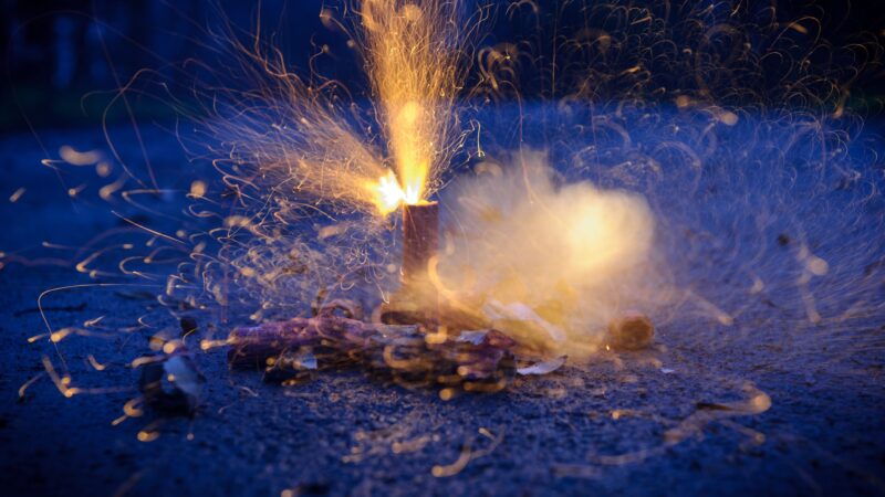 Sostinėje – pavojingas išpuolis: į automobilį įmestas uždegtas fejerverkas