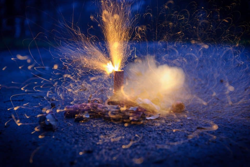 Pirotechnikos naudojimas drumsčiant viešąją rimtį gresia baudomis. Eltos nuotr.