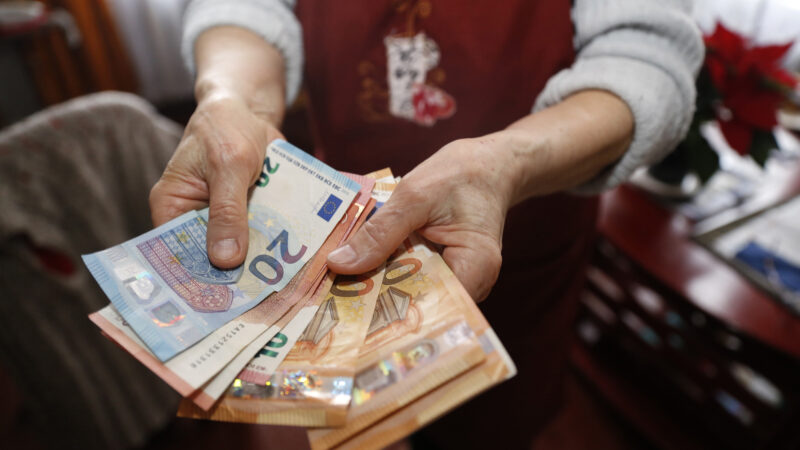 Pensijų pinigai išleisti greičiau nei tikėtasi: prekybininkai pamatė aiškią tendenciją