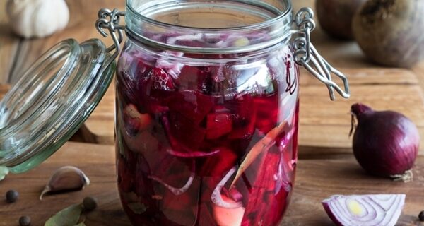 Tai yra gerokai pigiau nei vitaminai: pasigaminkite šiuos naminius raugintus agurkėlius