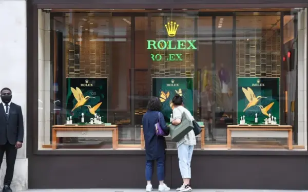 Vagystė lyg iš kino filmo: ginkluota gauja vidury dienos šturmavo prabangų Rolex saloną ir dingo be pėdsakų