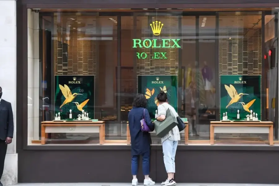 Vagystė lyg iš kino filmo: ginkluota gauja vidury dienos šturmavo prabangų Rolex saloną ir dingo be pėdsakų