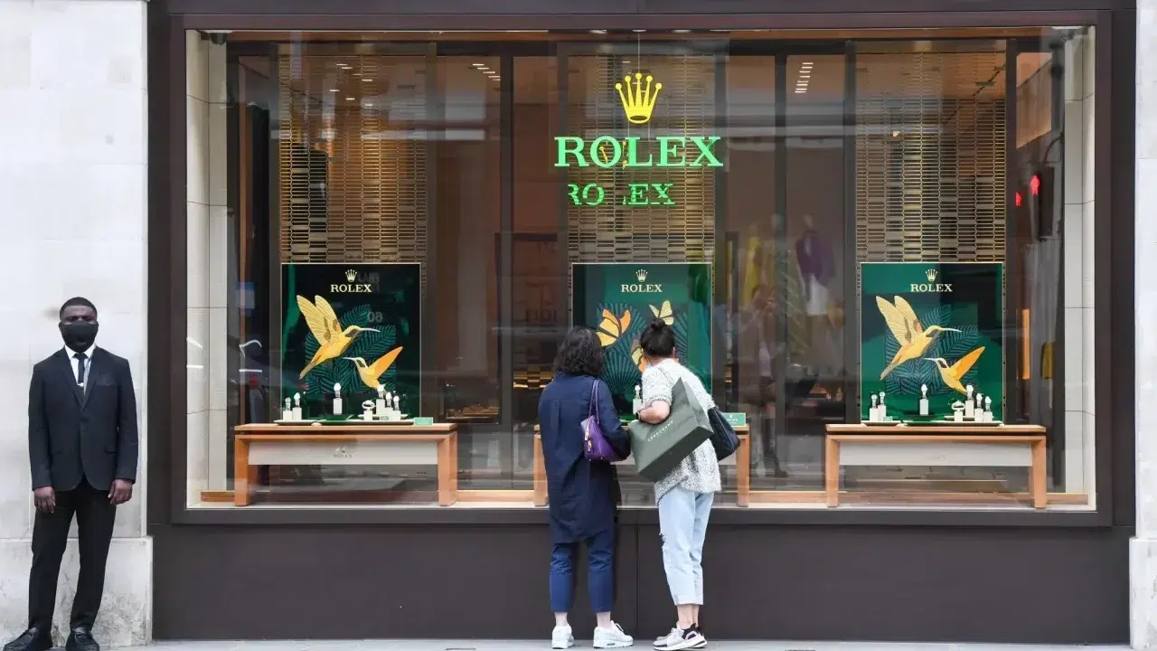 Vagystė lyg iš kino filmo: ginkluota gauja vidury dienos šturmavo prabangų Rolex saloną ir dingo be pėdsakų