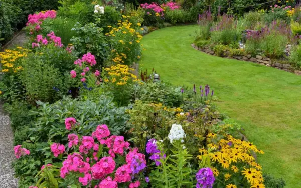 Nemaloni realybė: viešose erdvėse išrautos gėlės, žiedų šiemet bus mažiau