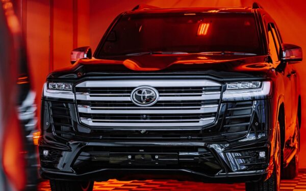 Elektromobilių era stabtelėjo: kodėl „Toyota“ vėl renkasi vidaus degimo variklius?