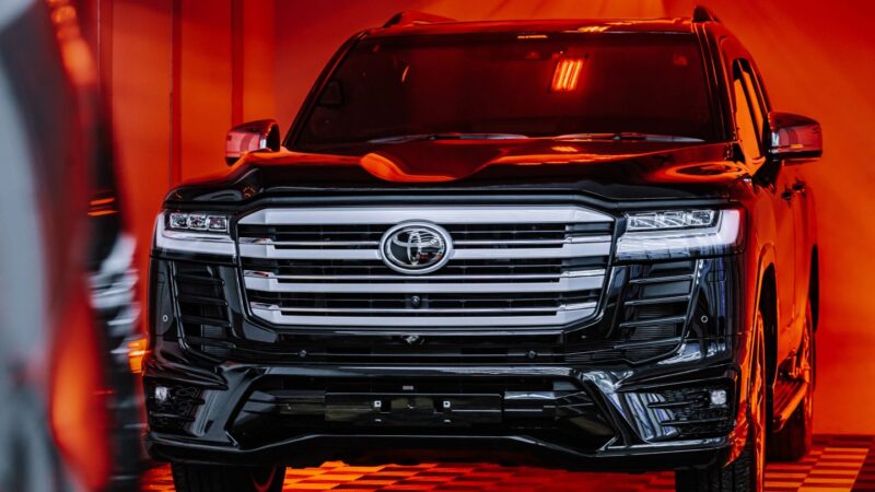 Elektromobilių era stabtelėjo: kodėl „Toyota“ vėl renkasi vidaus degimo variklius?