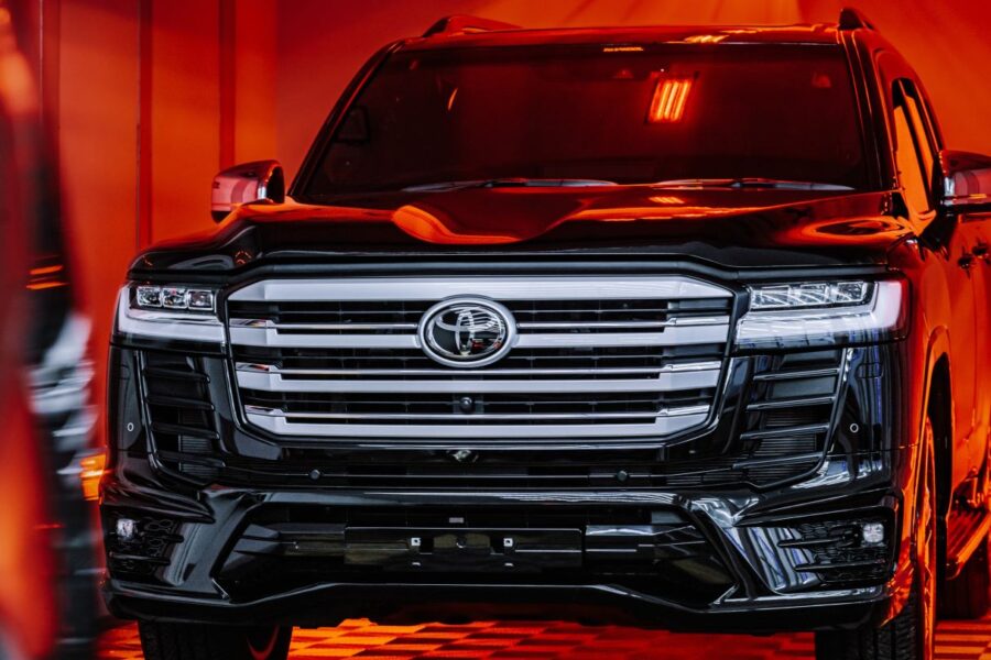 Elektromobilių era stabtelėjo: kodėl „Toyota“ vėl renkasi vidaus degimo variklius?